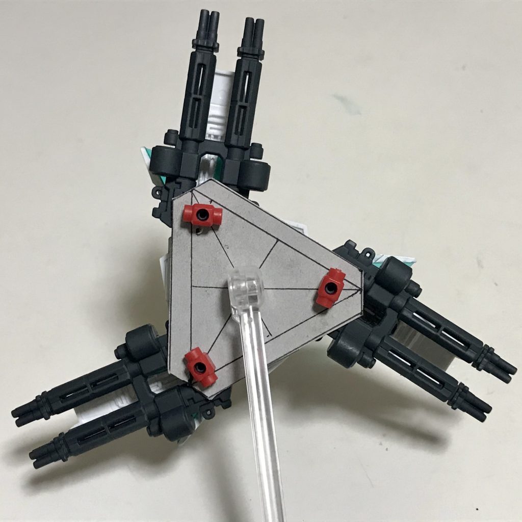 シールドファンネルの三つ巴を形作るのにいつも苦労するので、シールドをセットする台紙を作りました。厚紙に三角形を描いて、穴を開け、裏から余ったポリキャップで留めてあります。小学校の算数が役に立ちました(^^)