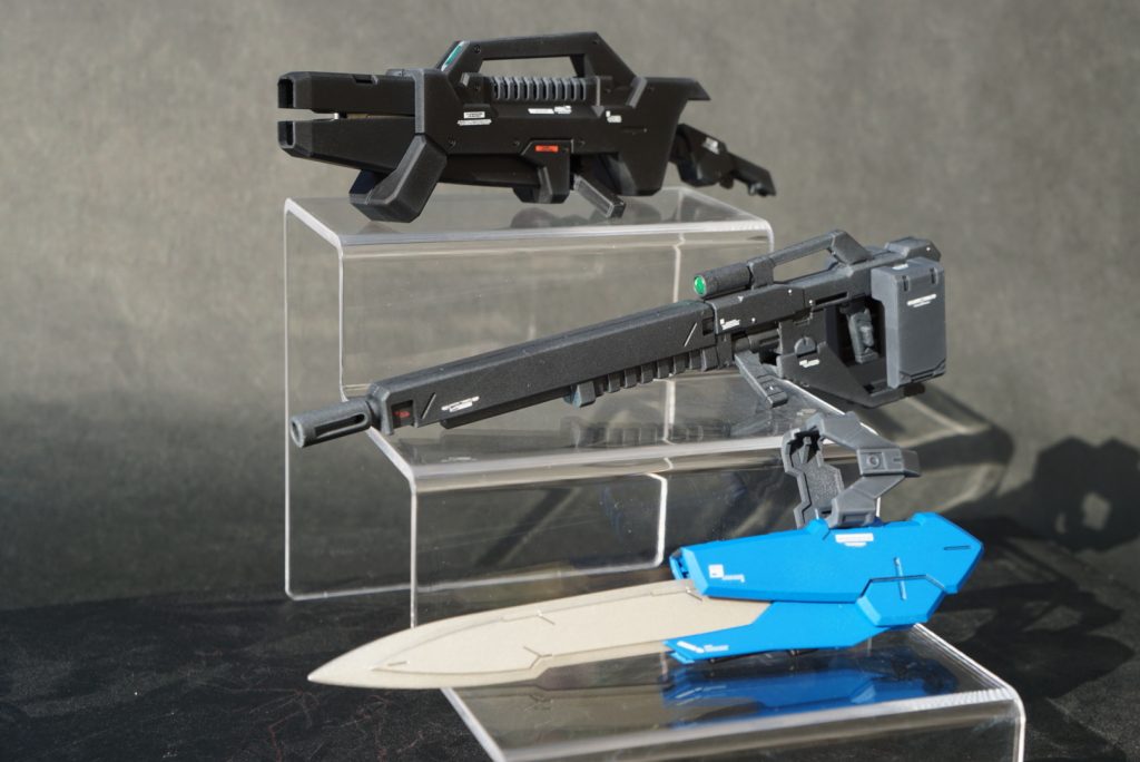 ライフルや、シールド裏に、虫ピンを打ってあったり。