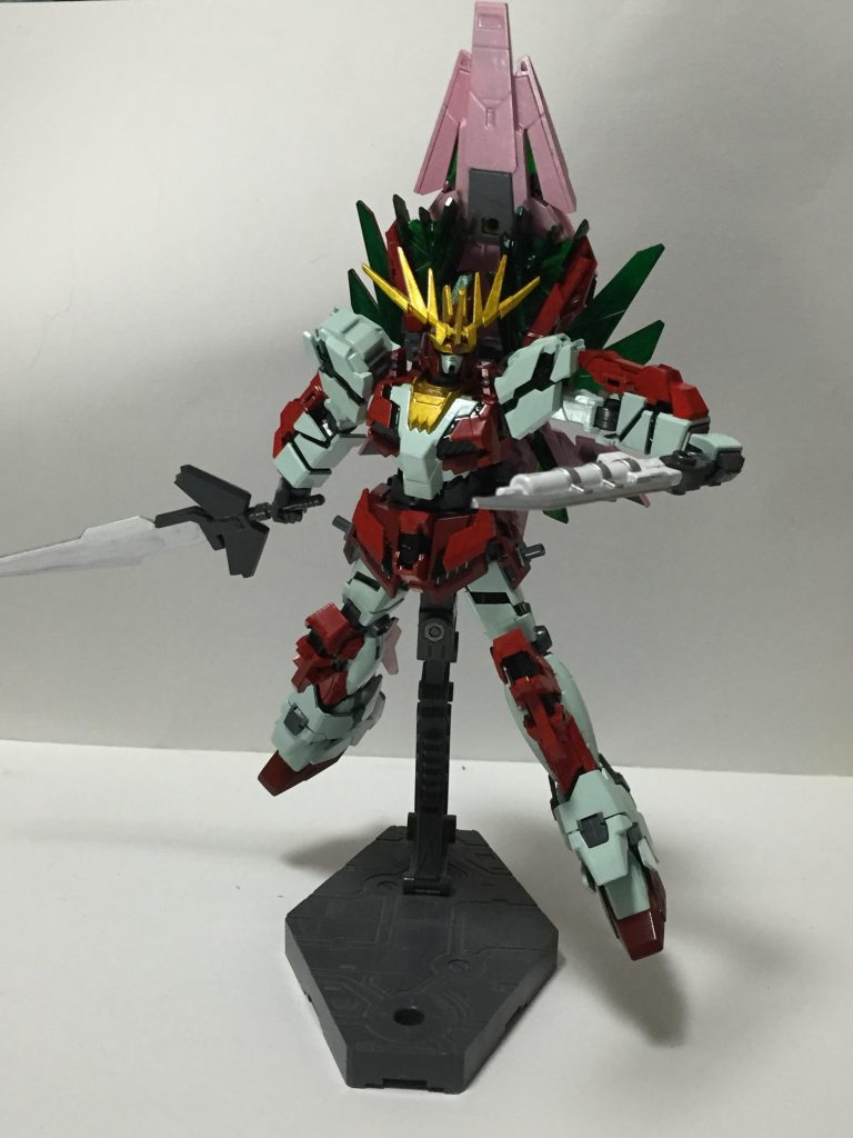 ちなみにこれ、塗装に失敗しました…以前作ったバンシィ・フランと被らないよう白に緑を少し調合して塗装したのですが配分を間違えました。赤の部分は一部別の塗料を足したりしてフランと被らないようにして、個人的にはいい感じになりました。しかし、鬣の部分を緑にせずそのまま黄色にしておけばよかったのではないかと思っております。これはゆうかりんの髪と「花」ということで緑にした結果です。ある人には「ネロスガンダムカラー」とも言われましたwww