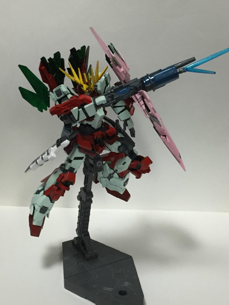 メインの”ビームマグナム/リボルビング・ランチャー”。ビームライフルの数倍の威力を持ち、瞬光式徹甲榴弾、ポップミサイル、ビーム・ジュッテを装填したリボルビング・ランチャーを組み合わせた本機の主力武装。弾数は通常のビームマグナム同様5発でマガジンを一つ装備している。