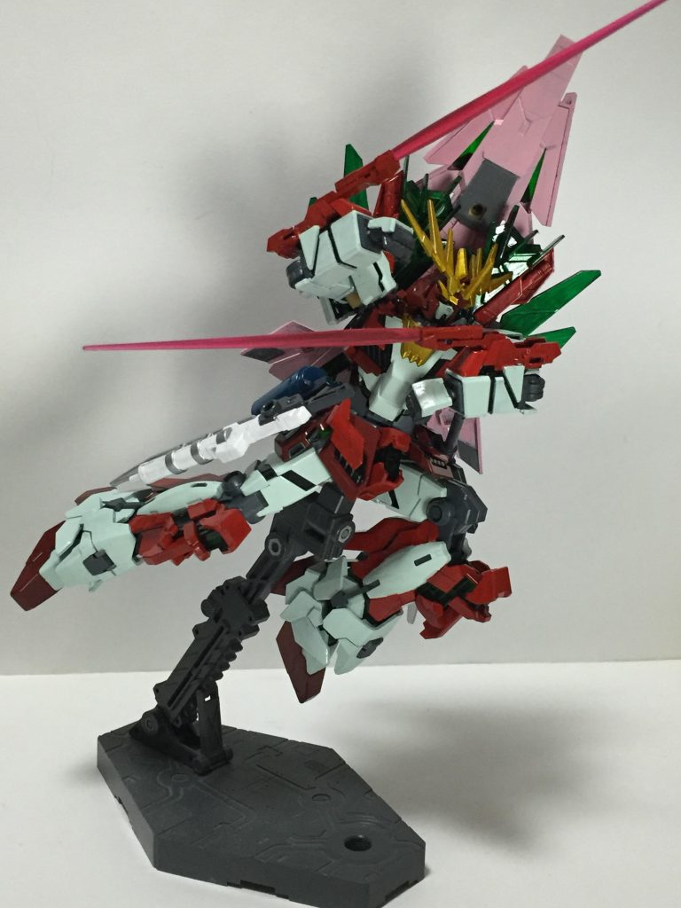 近接用の”ビームサーベル”と”ビームトンファー”。近接、投擲に使われ出力は通常のものと変わらない。