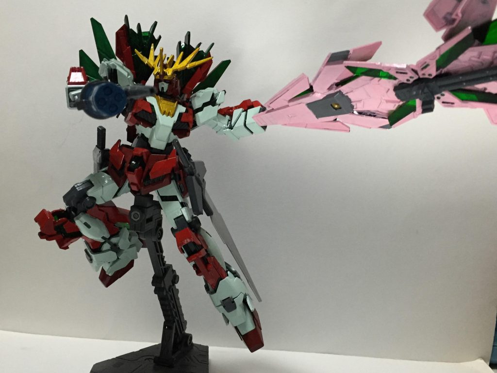 あらゆるものを全て防ぐ”アームド・アーマーDE”。見た目通り盾であり、幽香の傘をイメージして塗装したもの。敵の攻撃を防ぐだけでなく、傘で突くみたいに盾で突くなど、また元祖マスタースパークを放出したりと彼女の特徴がこの武装に盛り込まれている。ゆうかりんのトレードマーク(?)の傘を見立てております。この辺りまでは素のキットのままです。