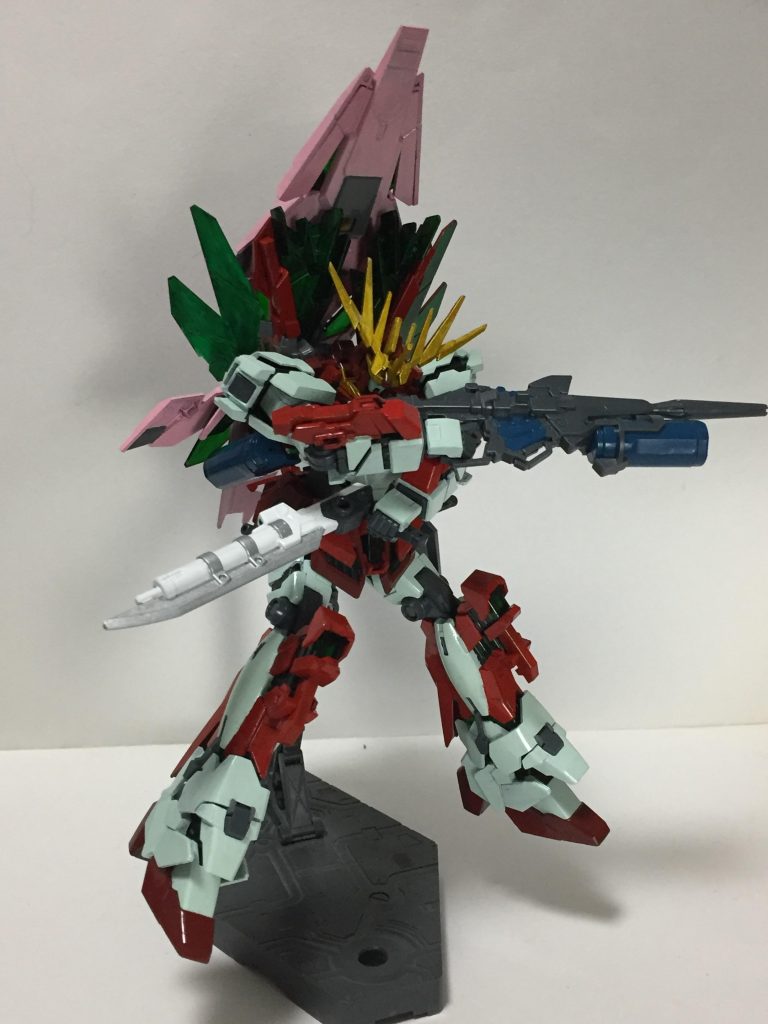 ”小型ガンブレイド”メインのビームマグナムと比べると貧弱だが、あちらと違い連射性に優れており、ビームマグナムは弾数が少ないのでこちらで補ったりするのに活用する。また近接にも使用できるのでサーベルの節約にもなるがそこまで気にする必要はない。収納場所は腰の右手側に装備してある。