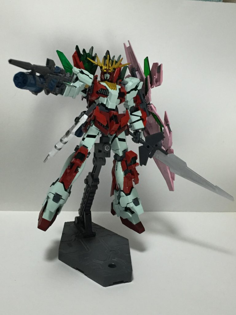 ノルンを選んだ理由ですが、この馬鹿でかい盾、破壊の名に恥じない性能、そして当時EXVSFB、MBが盛んの頃の暴れよう、ぶっ壊れ性能からバンシィ・ノルンはゆうかりんしかいないと思い制作を考えていました。原作でも盾から太いビームを出していたのでこれならゆうかりんのマスタースパークを再現できると思いました。腰に装着している2本のソードは、まず小型ガンブレイドは「バトルアームアームズ」のパーツが余っていた事と、弾幕がもうちょっと欲しいと思い採用し、盾をバックパックにつけるHGUCユニコーンシリーズの接続パーツ(A18)を使い腰に装備できるようにしました。