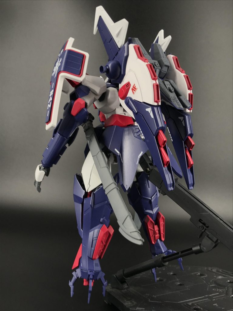 背中はビギナギナⅡやストライクノワールのパーツを使っています腰はアストレイのガーベラストレートを装備してます