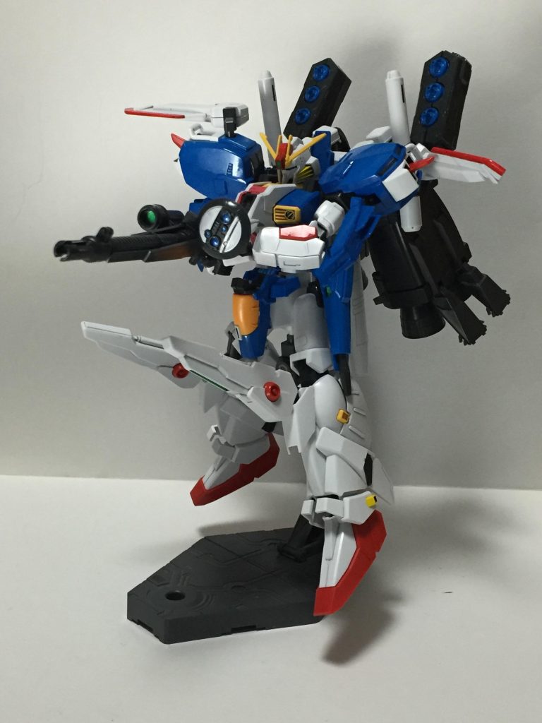 メインの“ビーム・スマートガン”。エネルギーCAPシステム使用のMS用の携行兵器で、大出力のビーム・ライフルの一種。メガ・バズーカ・ランチャー程の威力はないが、取り回しが用意で扱いやすい。また、狙撃が可能なので本機は遠距離が得意であり重宝する。