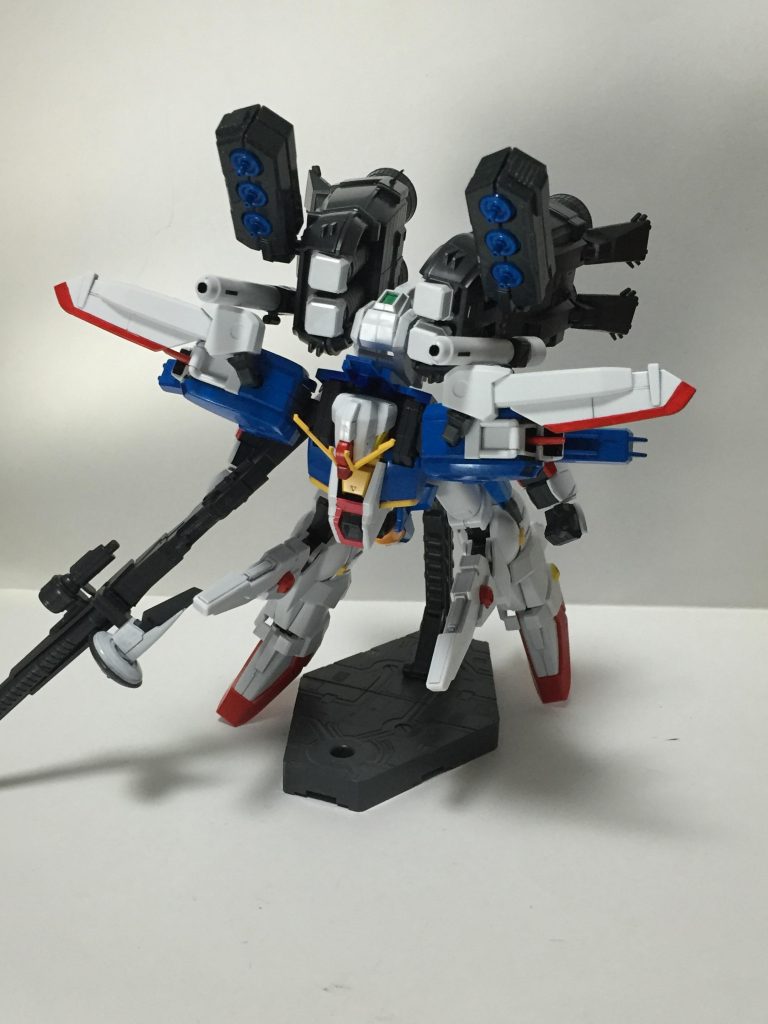 “背部ビーム・キャノン”ムーバブルフレームによりバックパックと接続されている大出力ビーム兵器。原作と違い本機はこれを2門装備しているため威力も下がっているが、あまり気にならない。