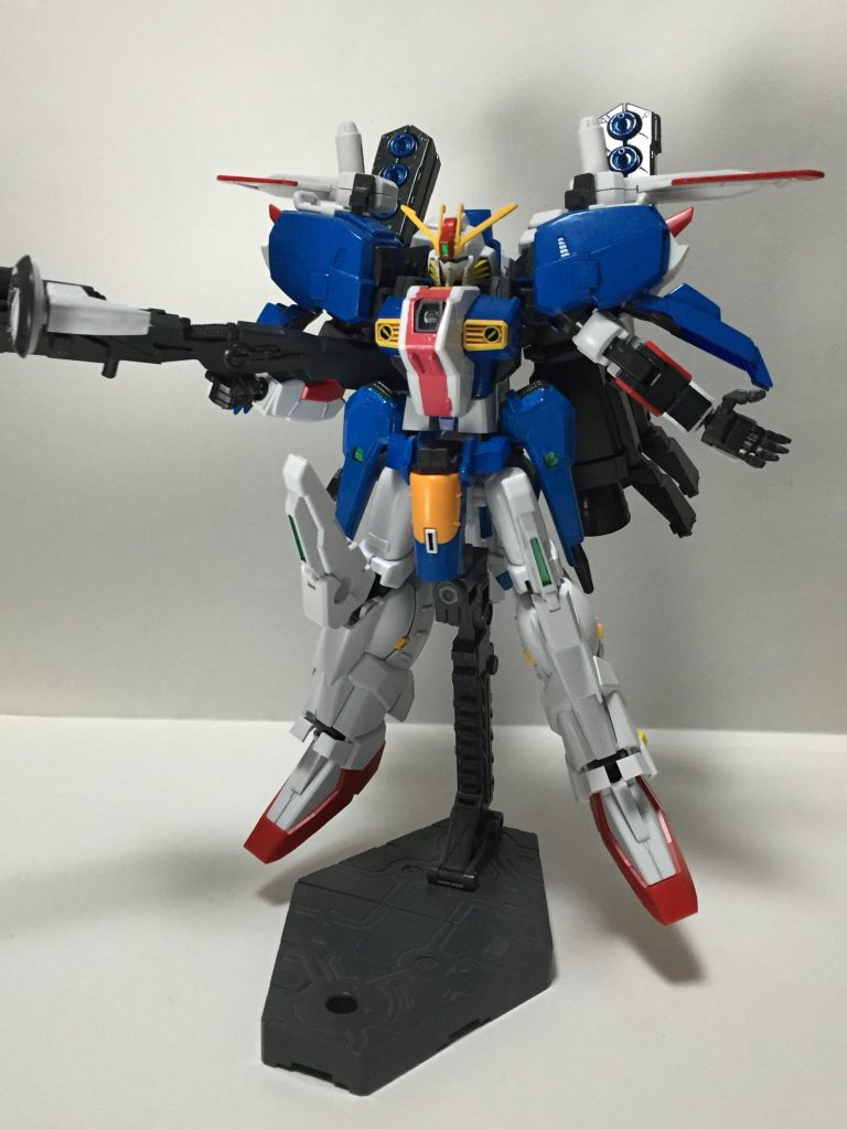 本機の代名詞“リフレクター・インコム”。膝部分に装備する準サイコミュ兵器。メガ粒子ビームを拡散させずに反射/偏向が可能な特殊なIフィールドを展開し、ビーム・ライフルなどの射線軸を変え、敵への予想外の方向からの攻撃を可能とする。アリスは優先式なのを利用して、相手に絡ませたりといった芸当が可能という設定です。