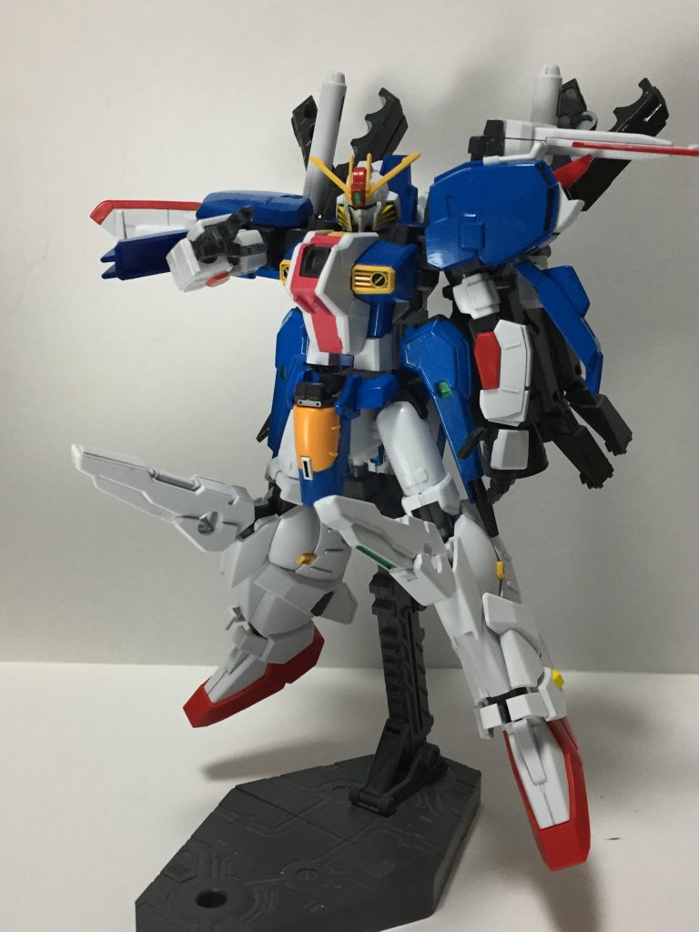 超高性能コンピューターデバイス“ALICE”。先程まで挙げてきた複雑な兵器システムを管制するため、その時の状況にあわせて機体を制御。パイロットの操縦では回避できない(反応しきれない)攻撃を回避したりと、人工知能として非常に優秀なシステム。