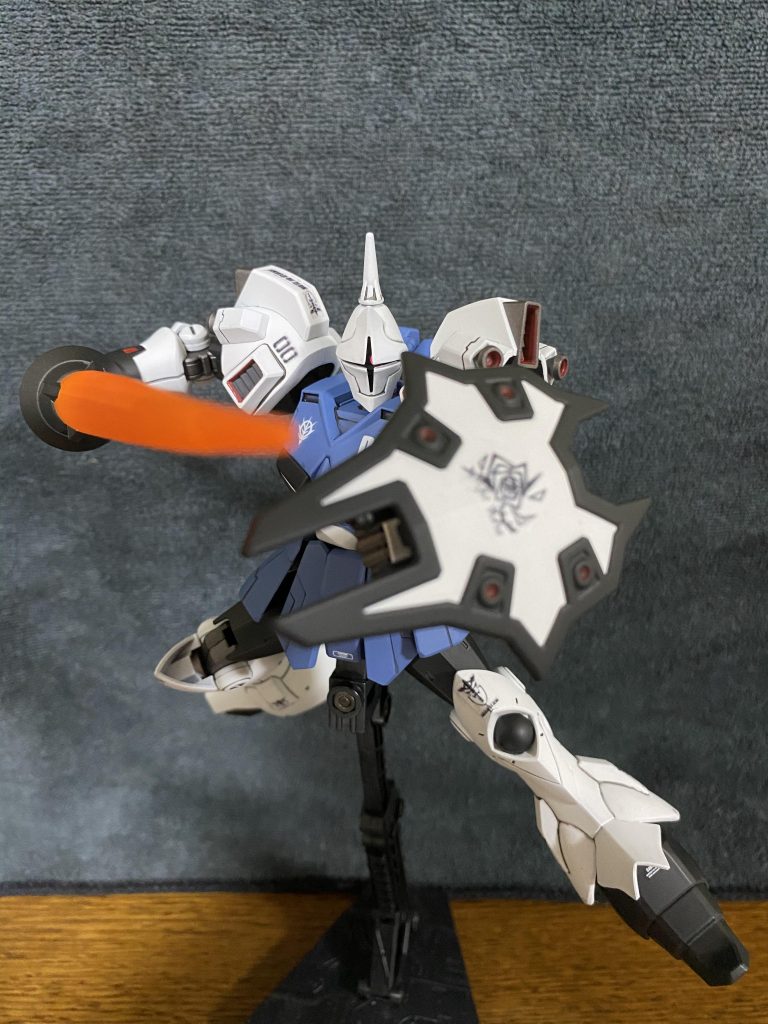 HGUCギャンにも付属した、角度調節機構付き手首パーツがとても優秀です。