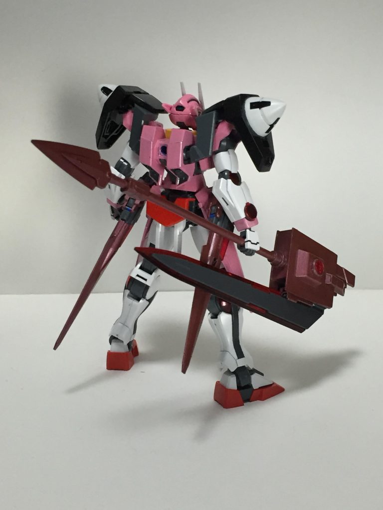 東方のレミリアの色に近づけようとピンクにし、GNドライヴの方は黒に塗装。一番改良したのが右手の武器。GNソードIIIをランス状に改造し「GNグングニル」に。レミリアと言ったら皆さんはデスティニーガンダムとかガンダムデスサイズヘルをイメージするでしょうが自分はダブルオーライザーが合うと思いました。理由としては「量子化」がレミリアのコウモリに分散する奴が似ていると思ったのでこの機体を選びました。本当にできるかはわかっていませんが二次創作で得た知識なので、にわかですみません……