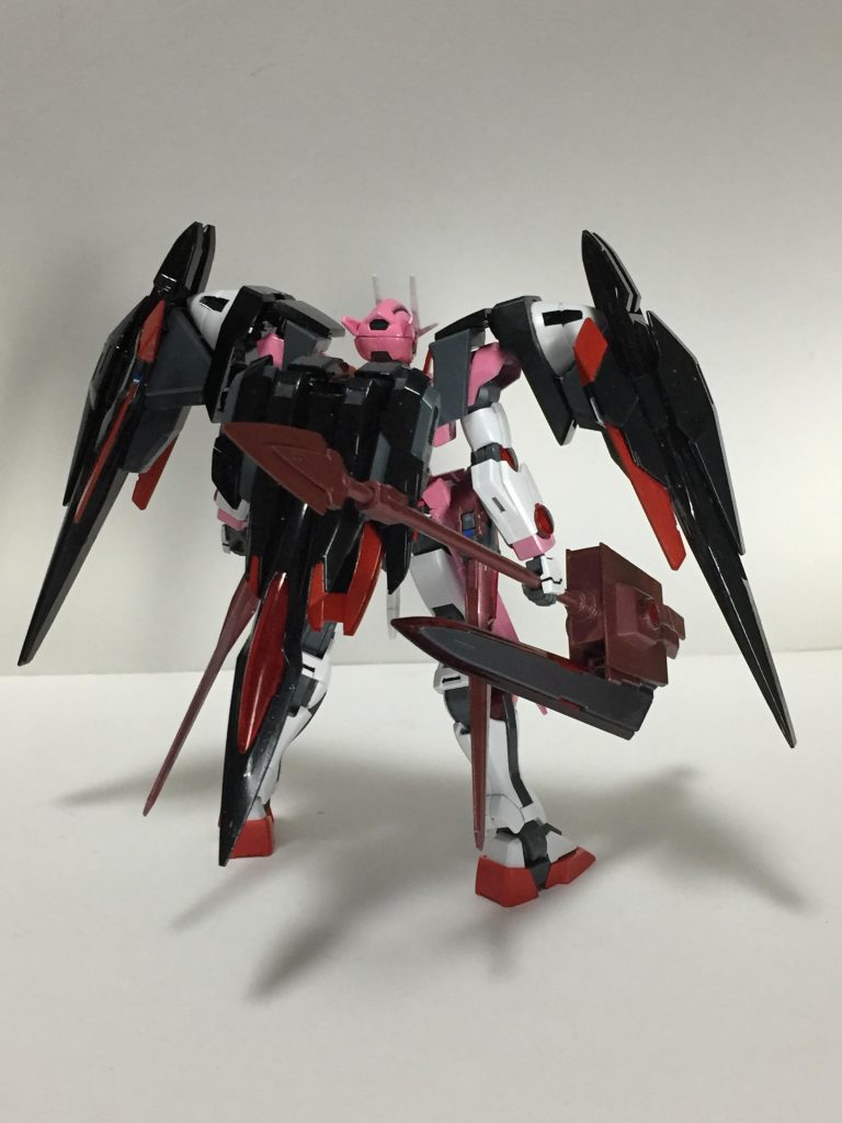 黒の中に赤も混ざっているので、禍々しい感じの機体にしました。そして大きな得物のGNグングニルの主張も負けてません。