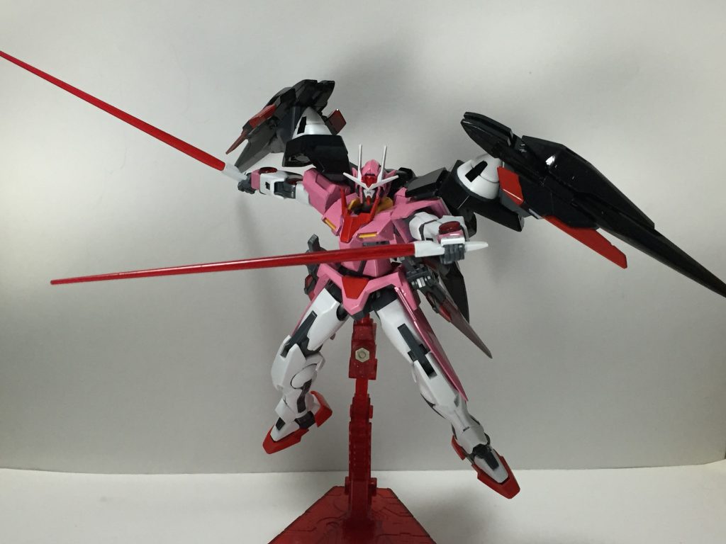 GNビーム・サーベルは赤に塗装。血の色と紅い霧を連想させるために。