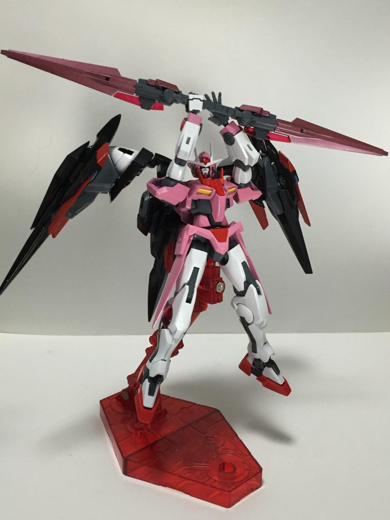 ちなみにGNソードIIの刃は紅に塗装。