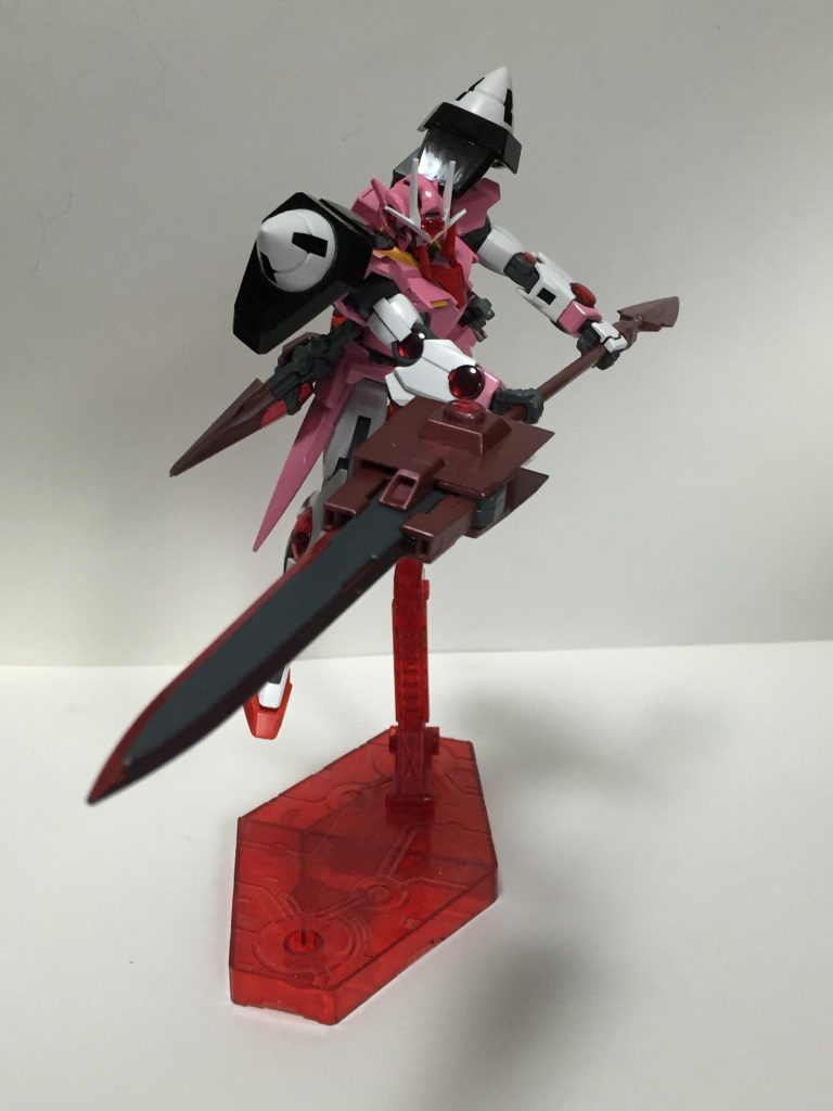 “GNグングニル”大型の槍兼ライフルのメイン武装。ビーム砲や連射、拡散と射撃用途が広い。ライザーソードもこの一本で可能。レミリアのスペルカード神槍「スピア・ザ・グングニル」をイメージして制作。