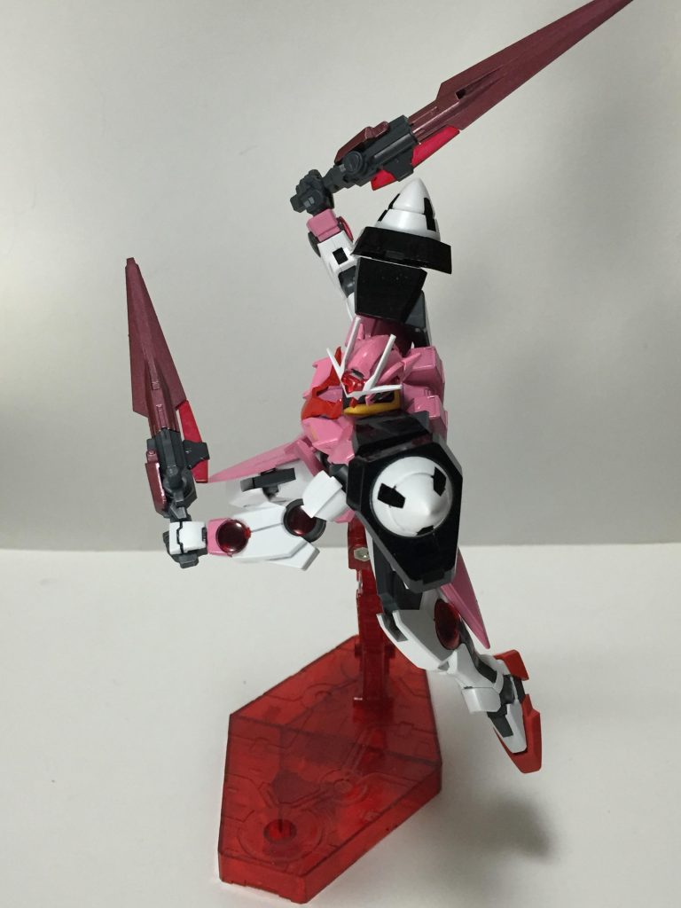 “GNソードⅡ”先端部が回転することでライフルモード、ソードモードの携帯に移行でき、またビームの刃を発生させたビームサーベルモードの３携帯を選べる。Dライザーと合体することで長距離ビームと見間違うほどの長い刃を発生させる。この武装を2基装備し腰にマウント。