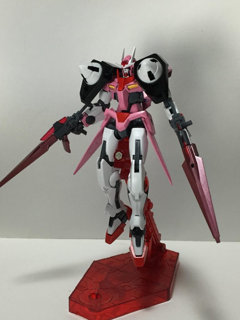 GNシールドの刃の部分は左右の腰のスカートに接着してちょっとレミリアのドレスを意識しました。