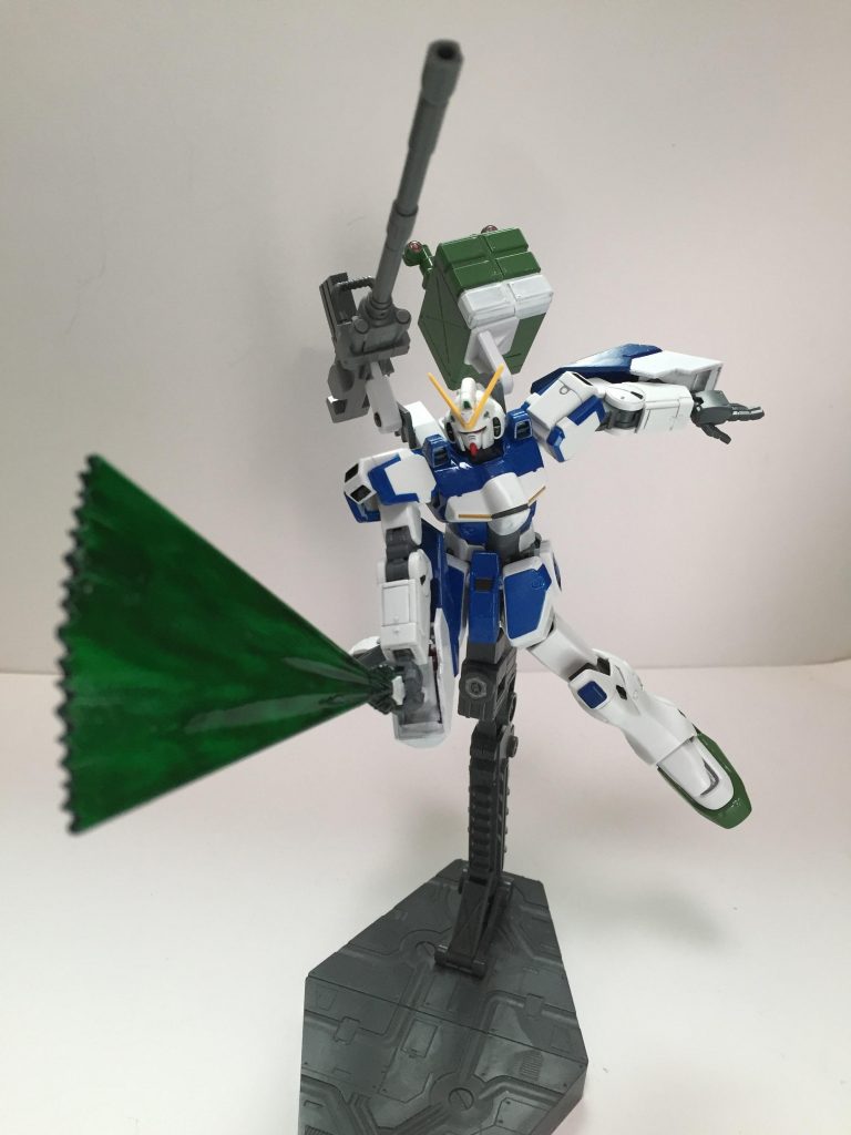 “ビーム・サーベル”ビームで形成された接近武装。貫通力を高めた細いビームから、有効面を拡大した扇状のビームまで可能。