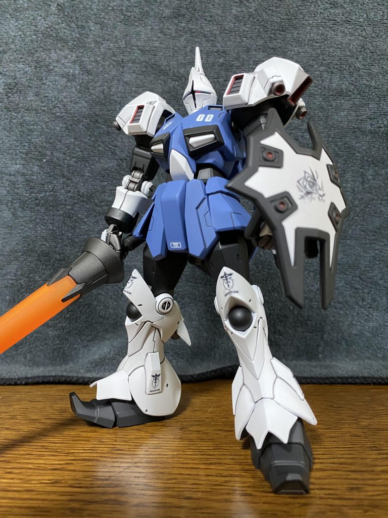 シールドには国防軍エンブレムか白薔薇かで迷いましたが、機体の方に白薔薇を貼れる場所が無かったので、こちらを選びました。