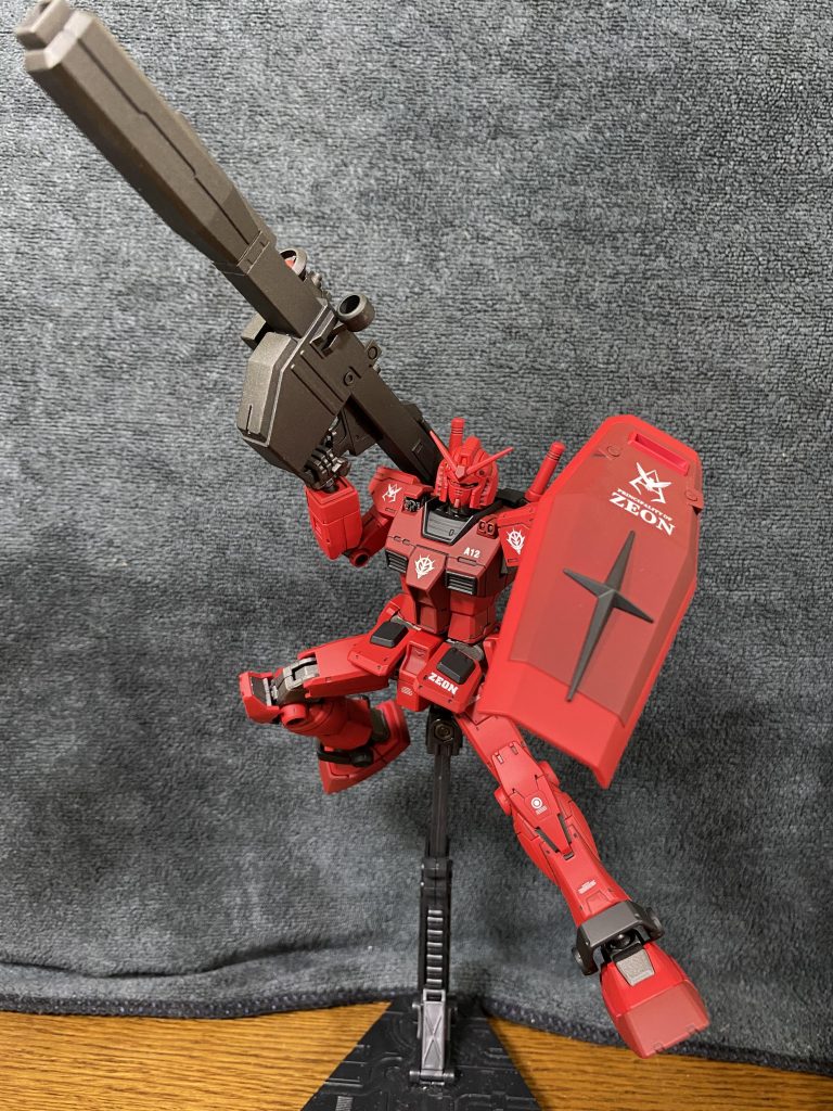 本体は前期型を選択し、ロボ魂版に倣ってHGUCリックドムに付属するビームバズーカを持たせています。　　　　　　　　　　　　　　　　　　グリップが少し太かったので、武器持ち手に合うように削りました。