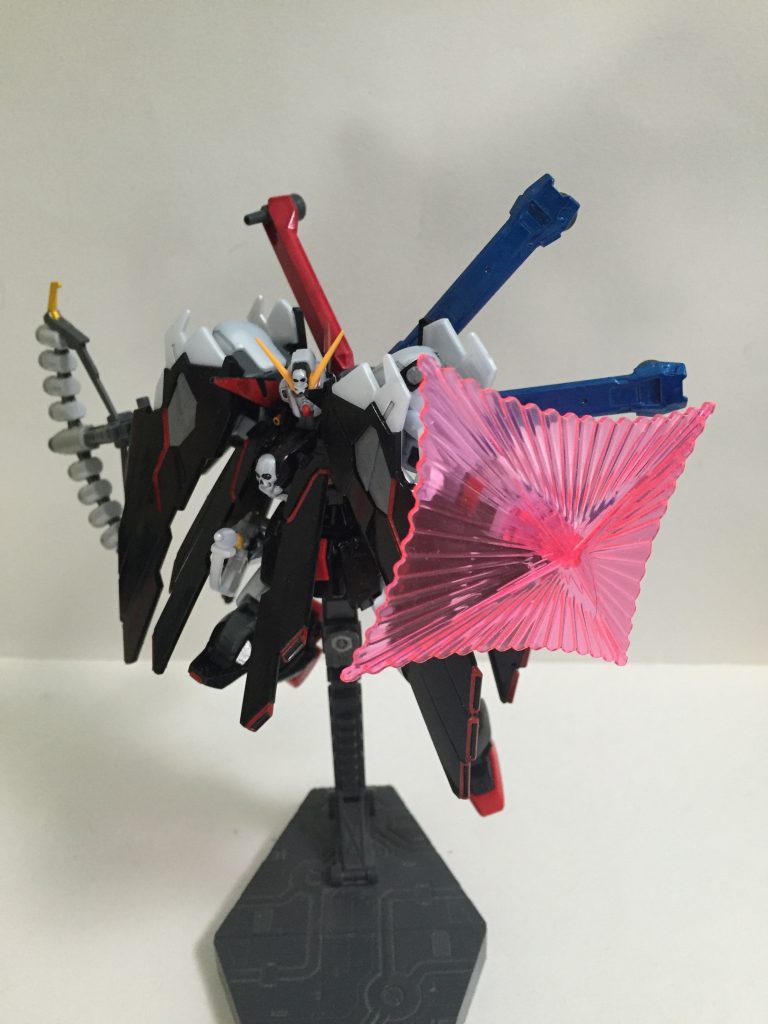 “ビーム・シールド/ブランド・マーカー”両腕に装備されたビーム・シールド。格闘戦の武器としても使用可能。