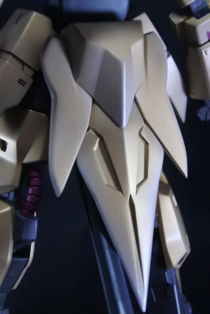 腰部はHGガデッサをベースに、前側に百式のフロントアーマーを加工して接着してあります。
