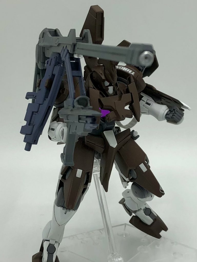 同じ擬似太陽炉をもつ機体同士、同じ装備は搭載可能かと思っております笑