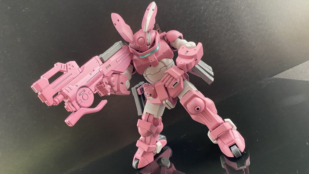 グリモアのライフルをベースに、P90を作ろうと頑張ったが見えないね。マガジンは腰の物も含めて、全て着脱可能。何体のグリモアを買っているのか…。