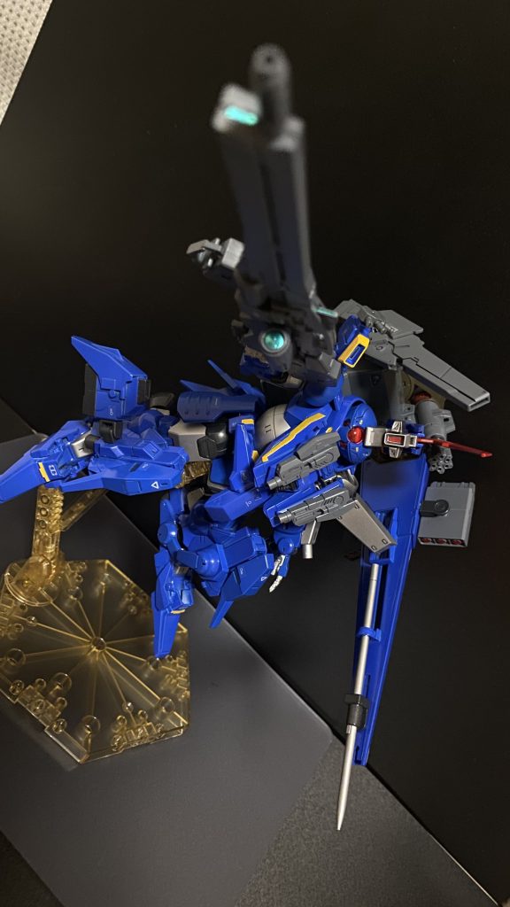 機体名について、GAはグリモアアドバンス、SSS-Xはsky、sea、spaceを制する、にGAのGにgrandともとれるように、全領域対応型という意味で、GBNはグリモアブルーナイトとGBNのダブルネーム。