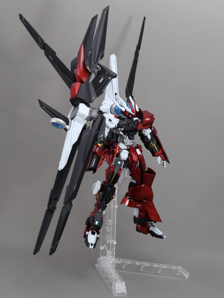 ライフルの丸部分は凹んだ所にシールを貼るというものだったのですが、HGシアクアンタの余剰クリアーパーツを削りまくって接着してみました。