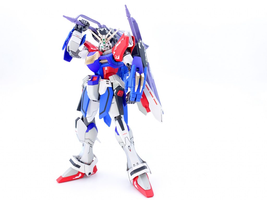 背部のハイパーゴッドスラッシュに手をかけるG.O.Dガンダム原型機だと腰に装備されていたゴッドスラッシュは、デスティニーのアロンダイト対艦刀へと姿を変え、背中に2本マウントされています!元がビームのみの刃だったのに対し、ビーム+実体剣になったことで強度、切れ味ともに増しているという設定です😁