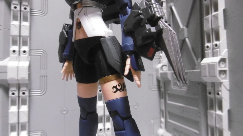 左腕のガトリングガンにはクナイx3懸架の籠手を上乗せ。手持ちも可能ですが、そのままクローとして殴った方が強そう。