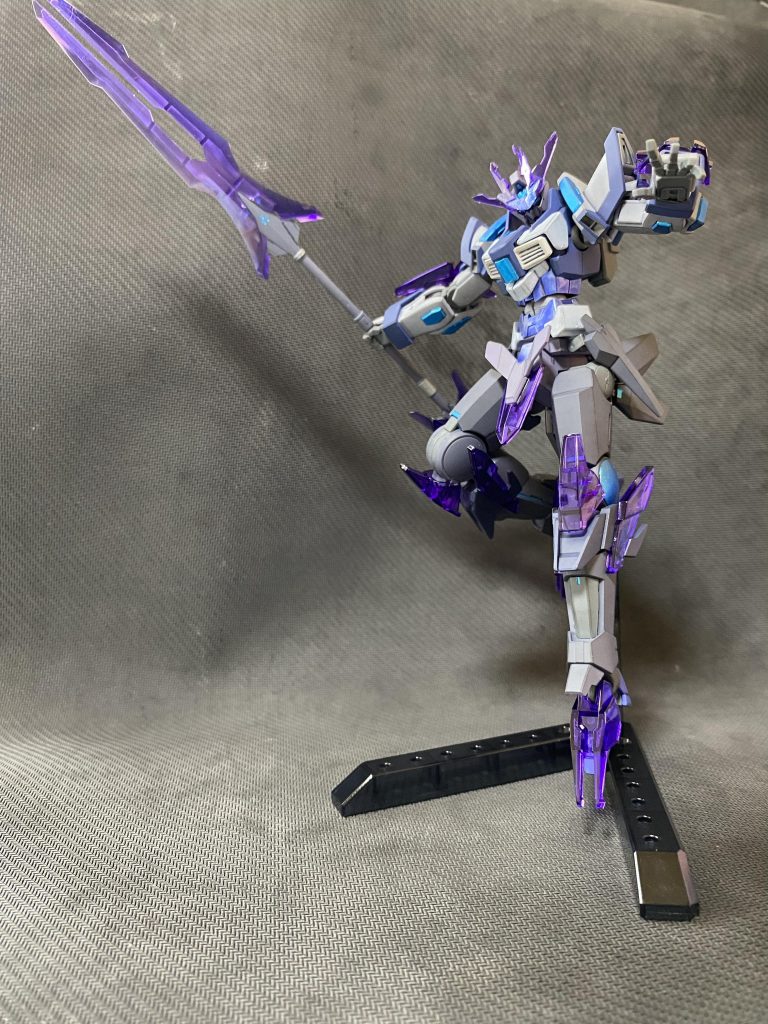 バックパック分離+ビームパルチザン連結状態。つま先は(元キットそのままですが)折りたため、バックパックの機能も含め主に宇宙空間での高機動戦闘を得意とします。