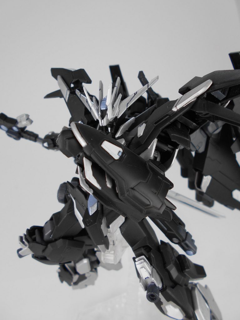 シールド、ビームシールド発生器・「リガフ」。マルコシアスの盾にビームシールド発生器を追加しています。主武装が大型のため、シールドの大型化ではなくビームシールドの追加で取り回しの際に邪魔にならないようにしています。「リガフ」はギリシャ語で「黄昏月」のアナグラムです。