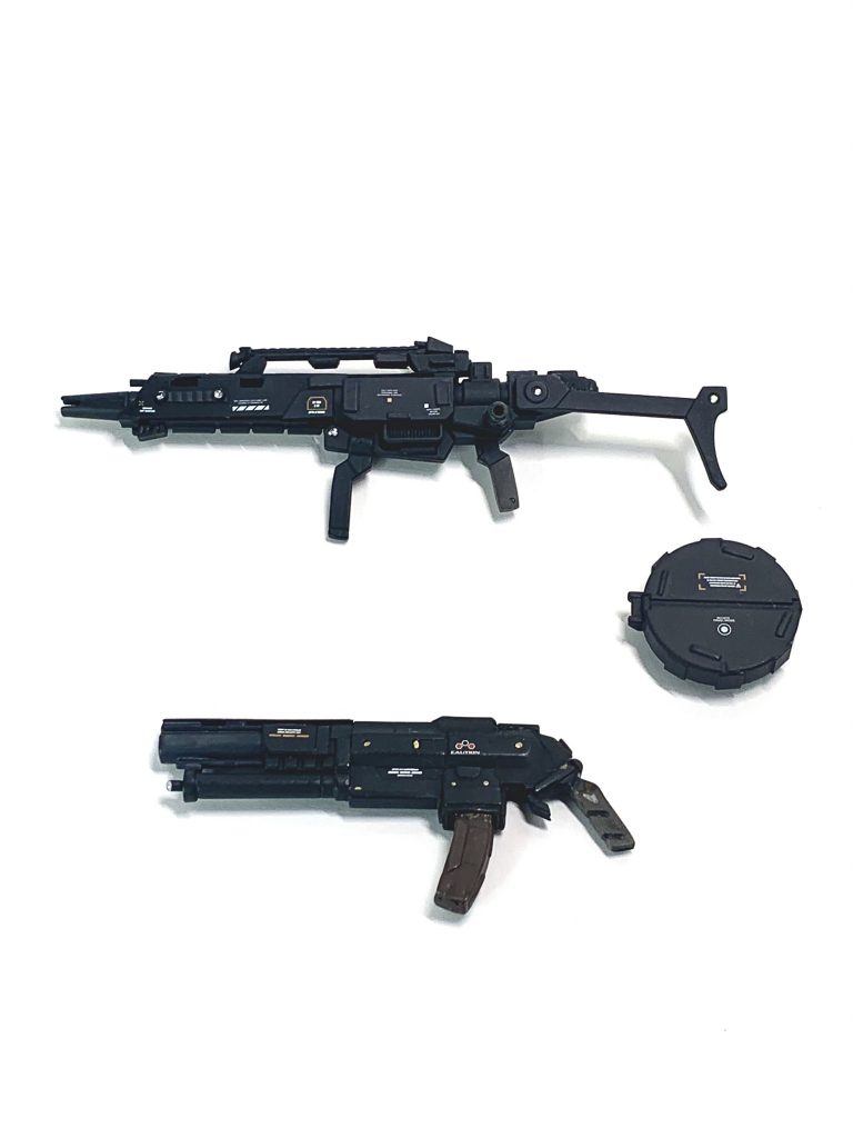 ライフルは現代っぽく改装。以前ルプスレクス用に作ったショットガンも装備。 