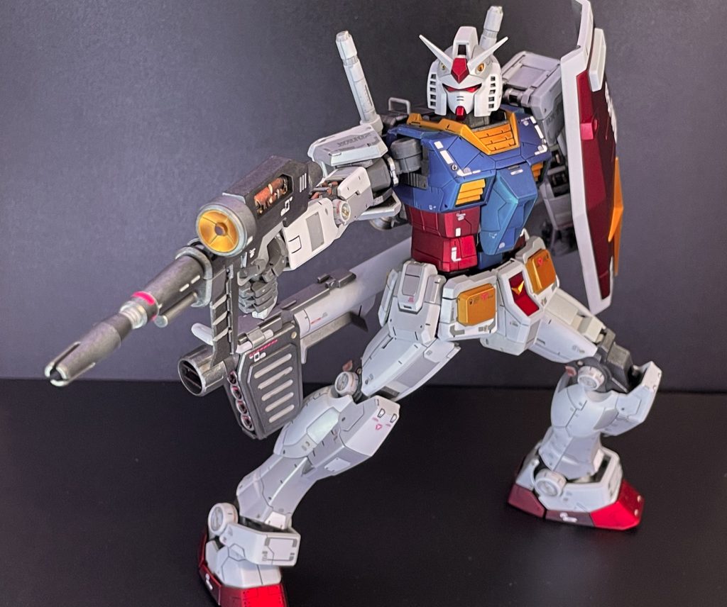 流石にガンプラ沼に半年も漬かってるのに…アニメ見てないのもアレなので一気見することにしました。名シーンが毎話のように登場し(思った以上に沢山ありますね)43話完遂。最後らへんのアムロさんが覚醒していくところは常人には理解できない感じでしたね。流石にアニメ版のがんだむさんほどは動けませんが今回作ったキットもかなり柔軟に動きますね。全塗装しましたがギチギチ音を立ててましたが容赦なく動かしました。アヒャヒャ。「ひとつ！」　「ふたつ！」　「みっつ！」 ボソボソ40歳おっさんは今日も大忙しです。