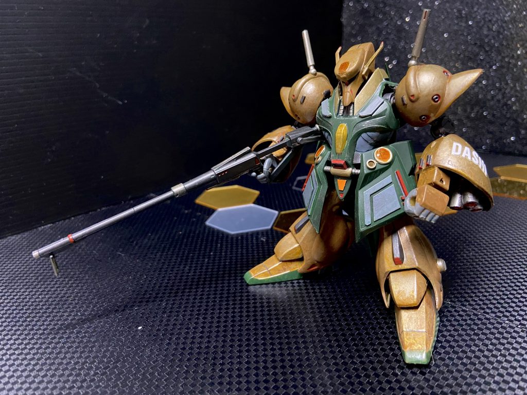 せっかくの昭和キット、レトロ感を大切にしたつもりのオール筆塗りです!また正直、ライフル撃たせる気ないでしょ⁉︎ってレベルの右手だったため、干渉部のカット並びに他の軸関節の動きでなんとかポージング取れるようにしてます。デカい武器が好きなのと、意地もありフェダーインライフルの短縮等はしてません。