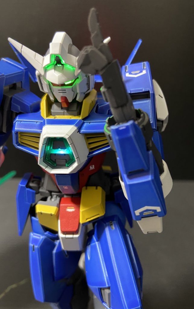 電飾は頭部、胸部、背面バーニアの3箇所に仕込み AGEっぽさを再現。