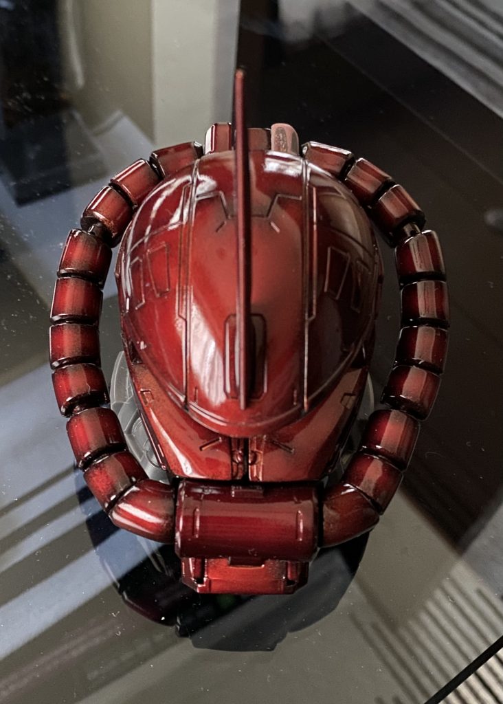 シャア専用の方は黒立ち上げから金をグラデ塗装し、ディープクリアレッドからの光沢クリアーです。