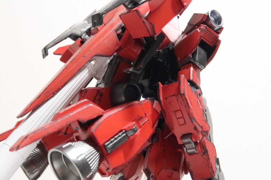 入り組んだバックパックもともと塗面が綺麗だったのでチッピングを施すのみでウェザリング等は行っておりません。汚しとしては不自然ですがデカールのように情報量を足すような作業なので案外違和感はありません。とにかくお気に入りの作品だったのでかっこよくリメイクできて良かったです