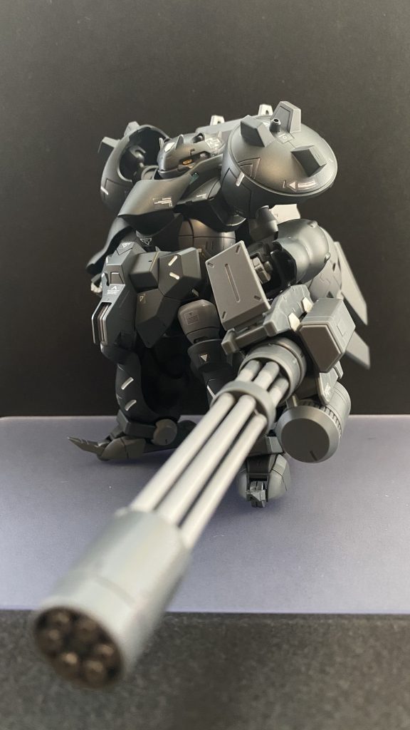 ジャイアントメガビームガトリング準決勝戦において戦った、ライバルの持つ武装に着想を得て作られた兵装。通常のビームライフルと同等のビームを、毎分3000発で発射可能という狂った性能を持つ。下部にあるEタンクのように見える部分には、砲身を冷却する為の冷却剤が入っている。