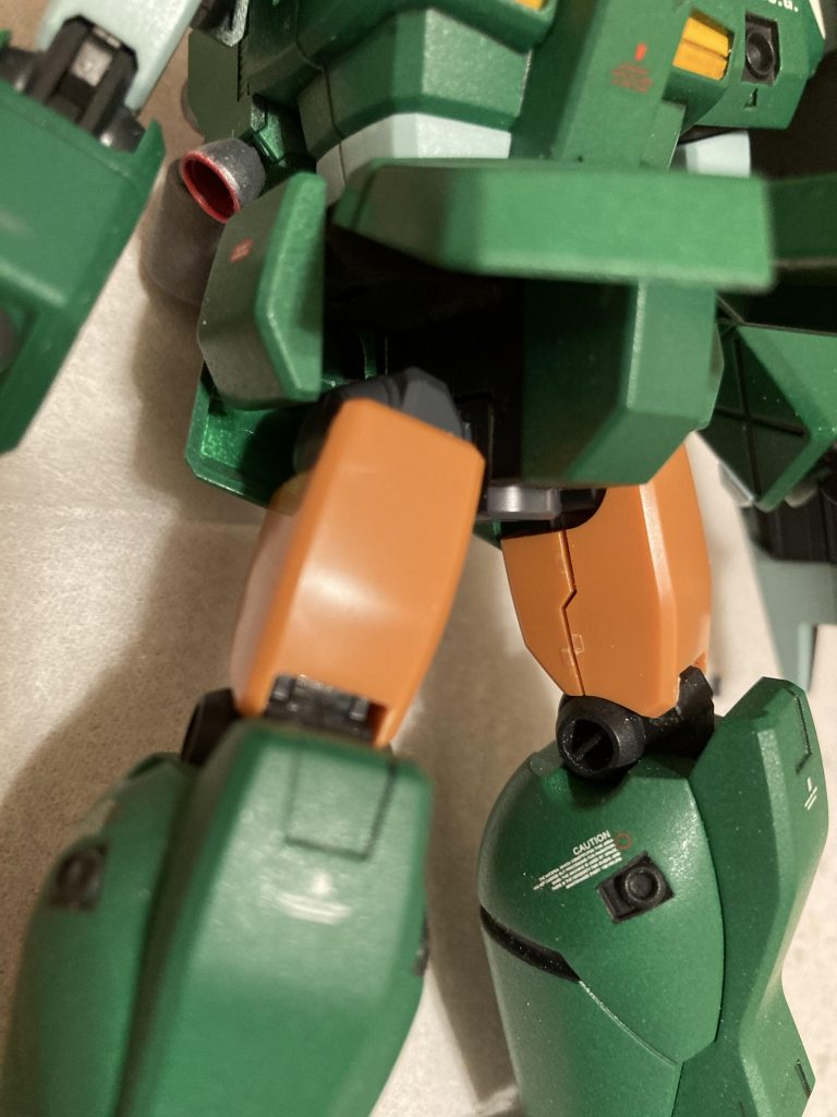 最終的にはこんな感じで埋まってくれます。装甲の塗装の際、元の色に合わせるのに失敗してしまいました。