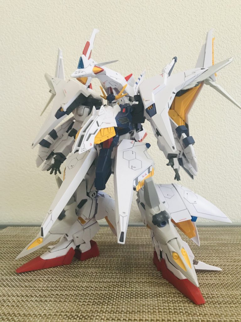 スタンドなし。背部のパーツを支えにしないと自立できません。 