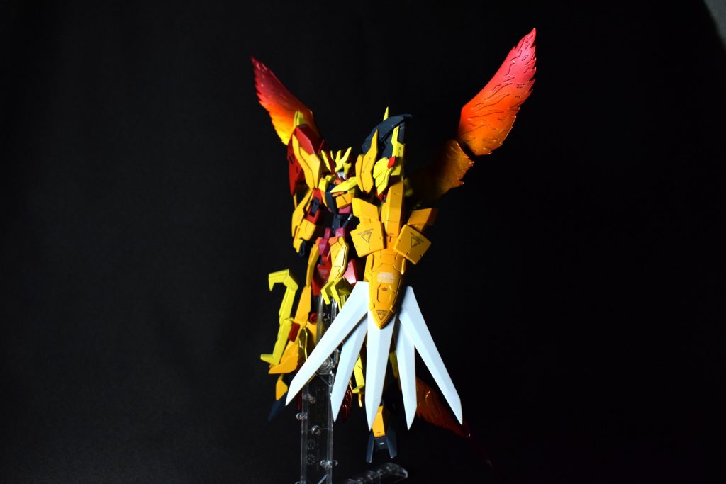 シールドは展開及び収納可能でリアアーマーに装着できます。