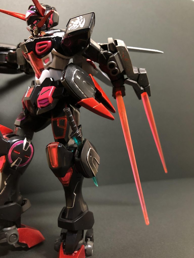 流派は左手で二本のビームサーベルを操る変則二刀流。左膝には余剰パーツ他を使って小刀を差しています。