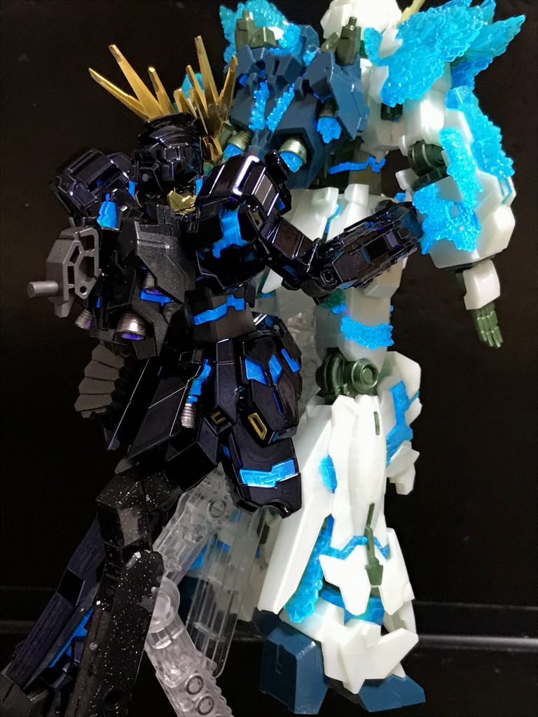 (リディ)お前はまだ、生まれたばかりなんだから…コロニーレーザーを防いだあとの場面風に。劇中ではバンシィはユニコーンモードに戻っていましたが… あくまでイメージということで(^^;