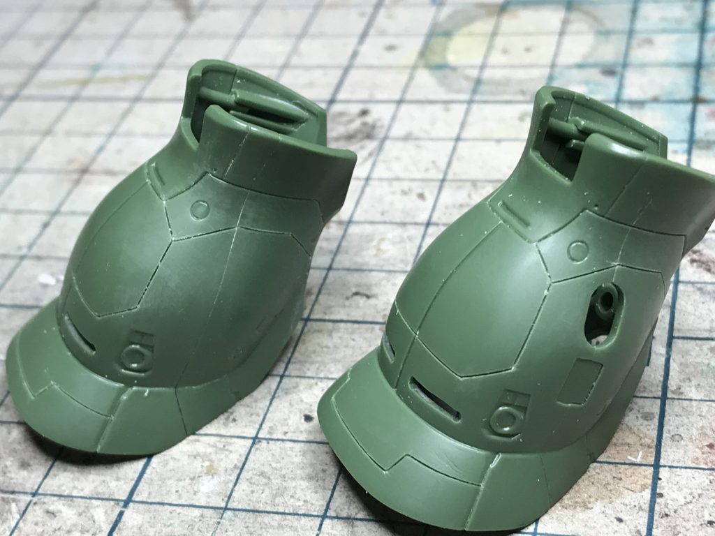 脚部開口とスジ彫り