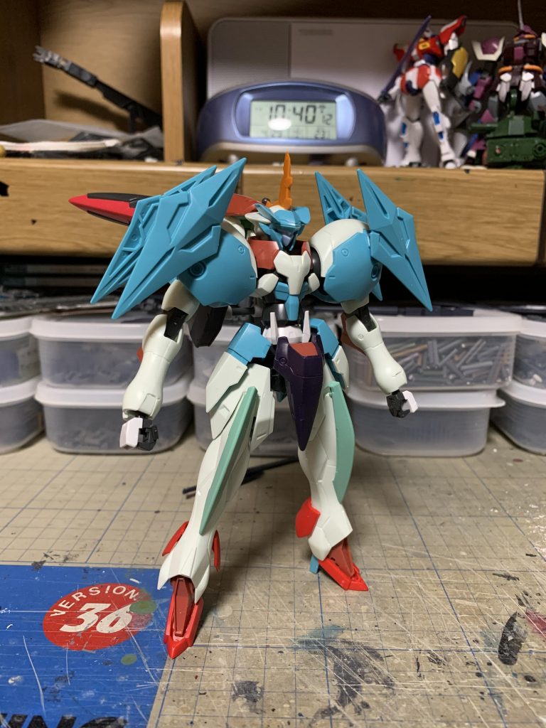 頭部にブレードアンテナ、腹部の延長を実施。脛にもパーツを追加しました。ハイヒール化も施しています。