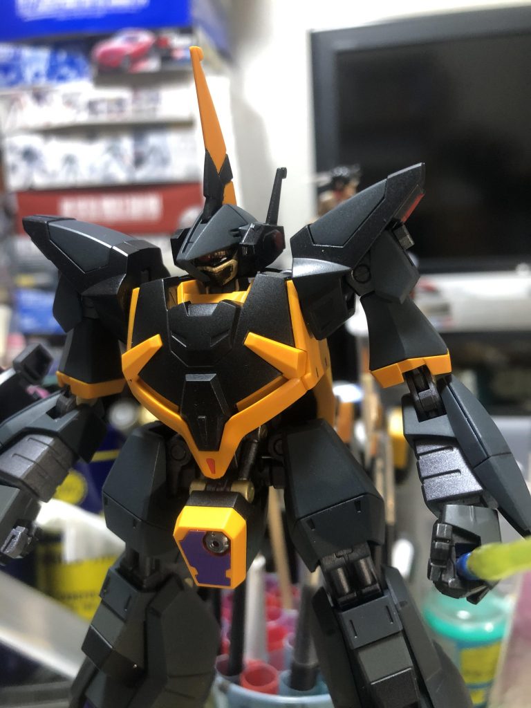 あたまアンテナは黒と黄橙色の2色に。顔のマスクも黒くてチタンゴールドで抑え目の金色にしました。