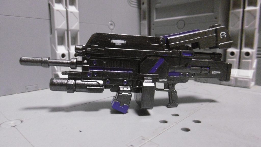 ジェスタ・キャノン用ビームライフルは軽装でも想定していたものの、見た目通りに重く手首が負けてしまうため、見栄えが良くない点で没に。未調整なため換装後でも変わりませんが、前腕の追加装備や撮影角度で工夫していました。